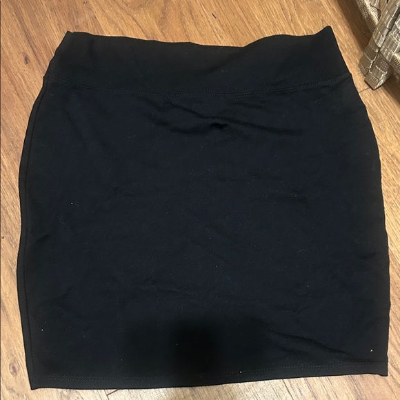 Gold Metallic Ruched Pencil Skirt & black skirt bundle L/xl - Picture 5 of 6